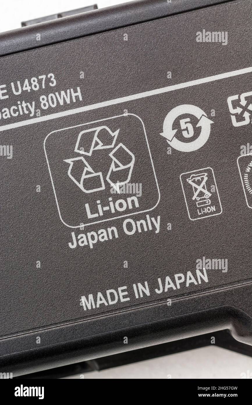 Alter Lithium-Ionen-/Li-Ionen-Laptop-Akku mit hervorgehobenem Mobius-Loop-Recycling-Symbol. Für das Recycling von Batterien, hergestellt in Japan, Außenhandel Stockfoto