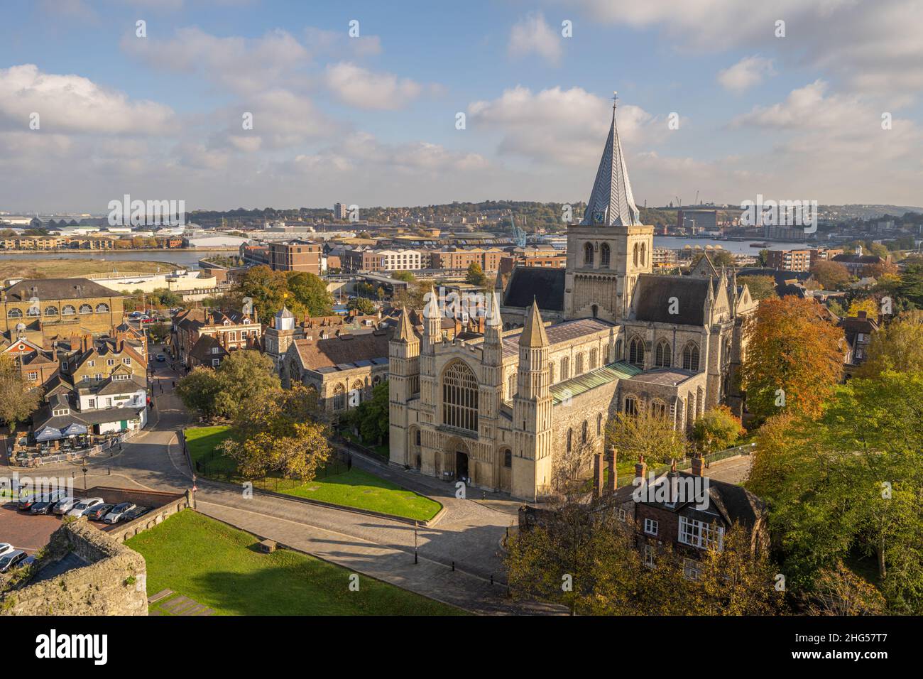 Blick von der Spitze des Rochester Castle auf die Rochester Cathedral Stockfoto