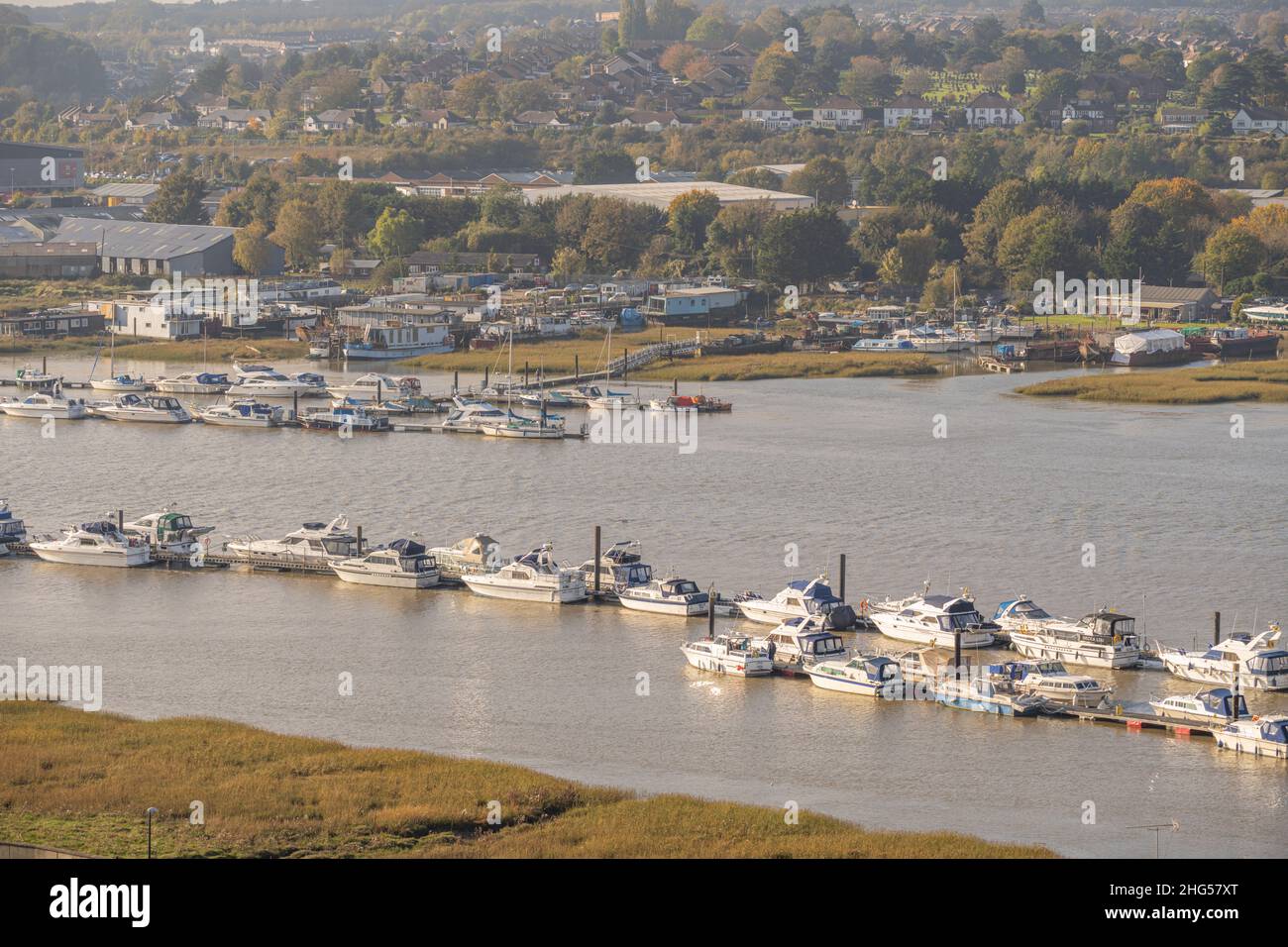 Blick auf Yachten, die auf dem Fluss Medway in Strood Kent festgemacht sind. Aufgenommen von der Spitze des Schlosses Rochester Stockfoto