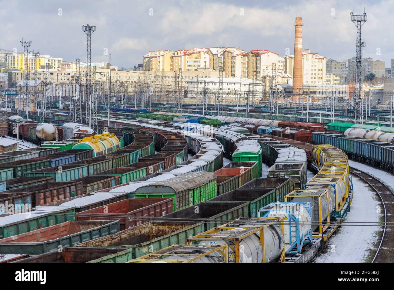 Lviv, Lvivska, Ukraine. 18th Januar 2022. Züge und Güterwagen auf den Gleisen des Bahnhofs Lwiw.die Ukrainische Staatsbahn (Ukrzaliznyzja) hat einen Umsatz von 457 Millionen UAH. Der volle Umfang der von Ukrzaliznyzsia verwalteten Eisenbahnen beträgt derzeit rund 22.300 km, von denen 9.752 km (44,3 %) vollständig elektrifiziert sind, indem das Oberleitungskabel verwendet wird. (Bild: © Mykola Tys/SOPA Images via ZUMA Press Wire) Stockfoto