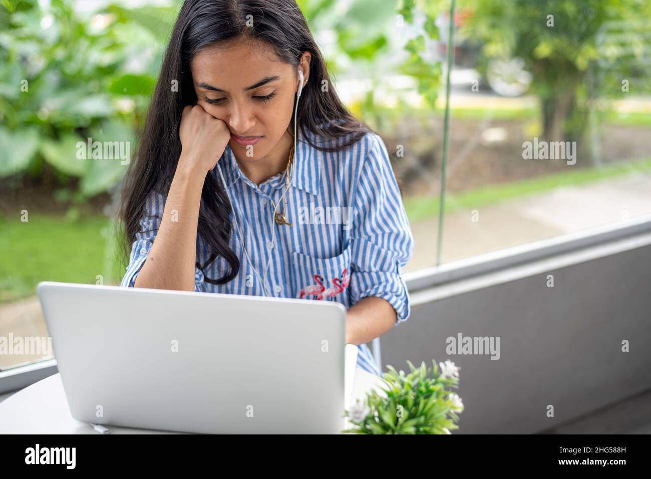 Junge Frau, die mit einem Laptop im Freien arbeitet Stockfoto