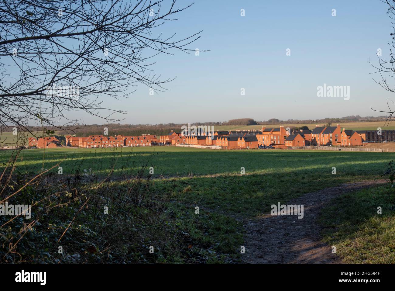 Winchester, Hampshire, England, Großbritannien. 2022. Neubau von Häusern in der Landschaft von Hampshire nördlich von Winchester, erbaut auf ehemaligem Ackerland. Stockfoto