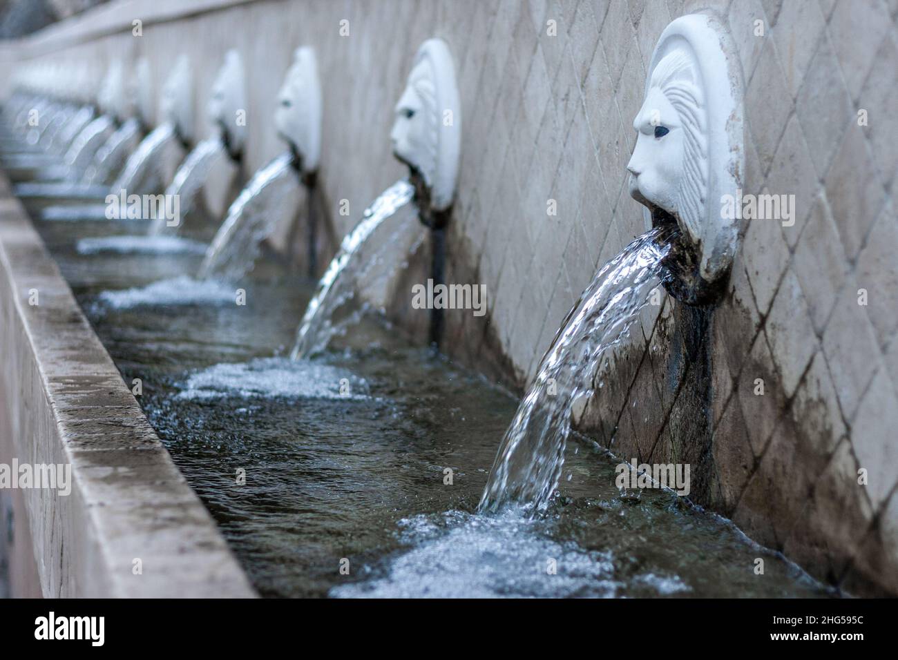 Venezianischer Löwenkopf-Brunnen in Spili auf Kreta, Griechenland, Europa. Stockfoto