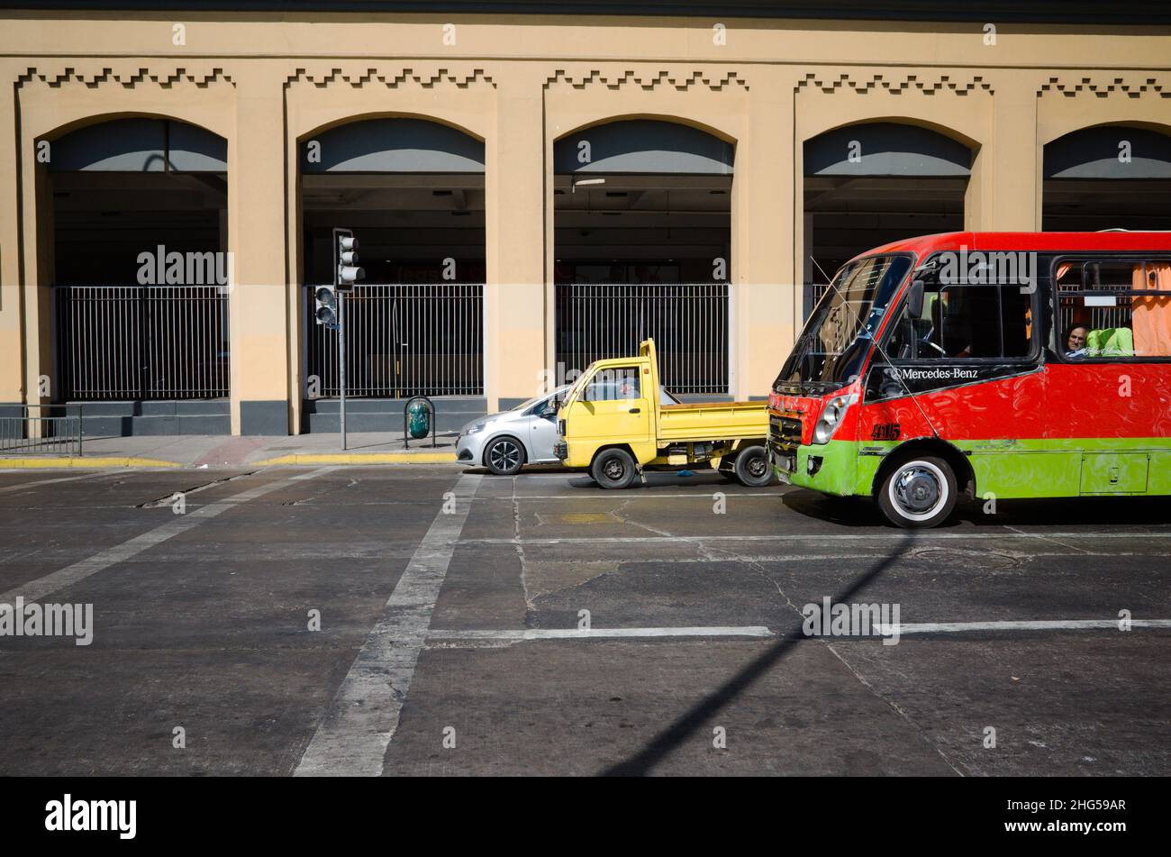 Valparaiso, Chile - Februar 2020: Drei Fahrzeuge stehen an der Haltestelle in der Nähe der Ampel in Reihe: Privatwagen, kleiner LKW und öffentlicher Bus Stockfoto