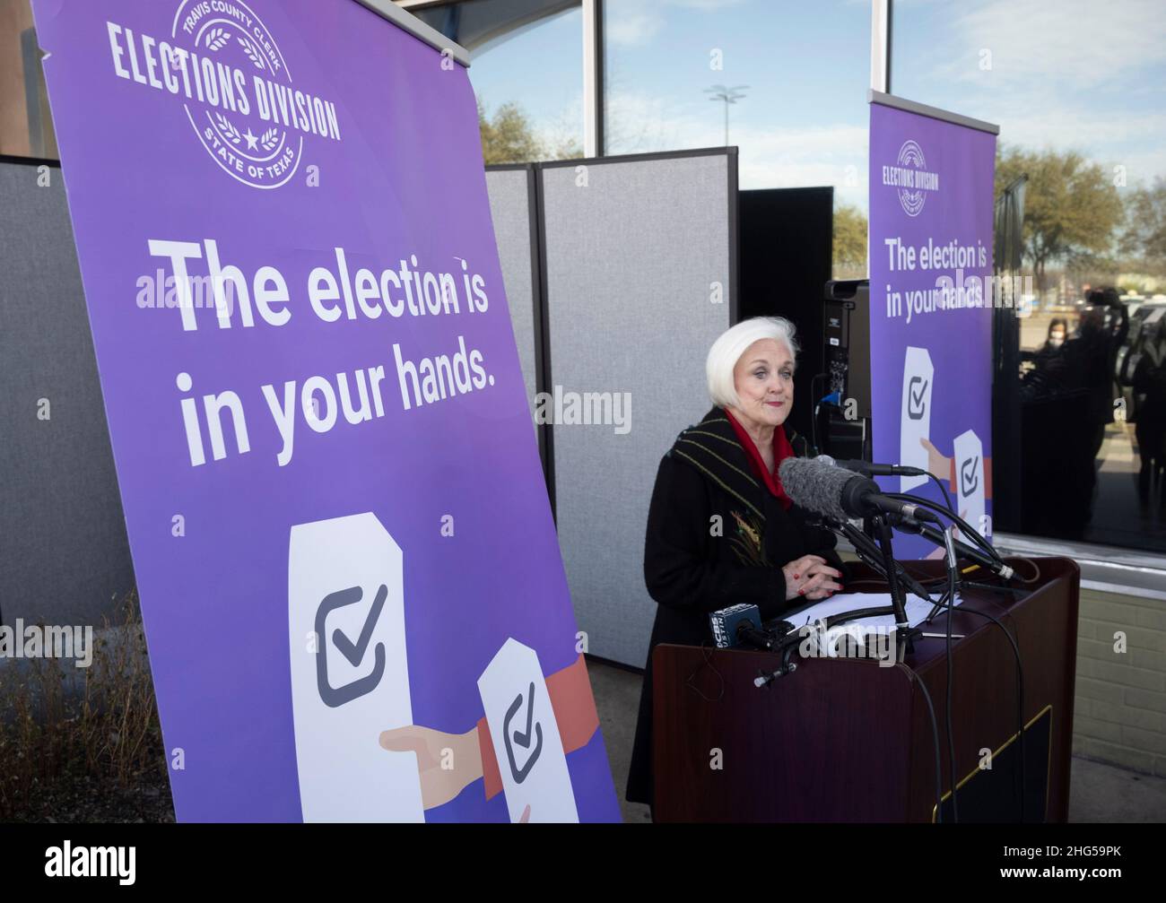 Austin, Texas, USA, 18. Januar 2022: Dana DeBeauvoir, Wahlkauffrau im Kreis Travis, hält eine morgendliche Pressekonferenz ab, um auf die Schwierigkeiten mit neuen Voting-per-Mail-Anträgen und neuen Einschränkungen bei der Wählerregistrierung zu stoßen. DeBeauvoir sagt, dass das Büro des texanischen Außenministers ihr und anderen Bezirksbeamten gegenüber unkooperativ war, die Probleme mit der Einsendung von Stimmzetteln hatten. Kredit: Bob Daemmrich/Alamy Live Nachrichten Stockfoto