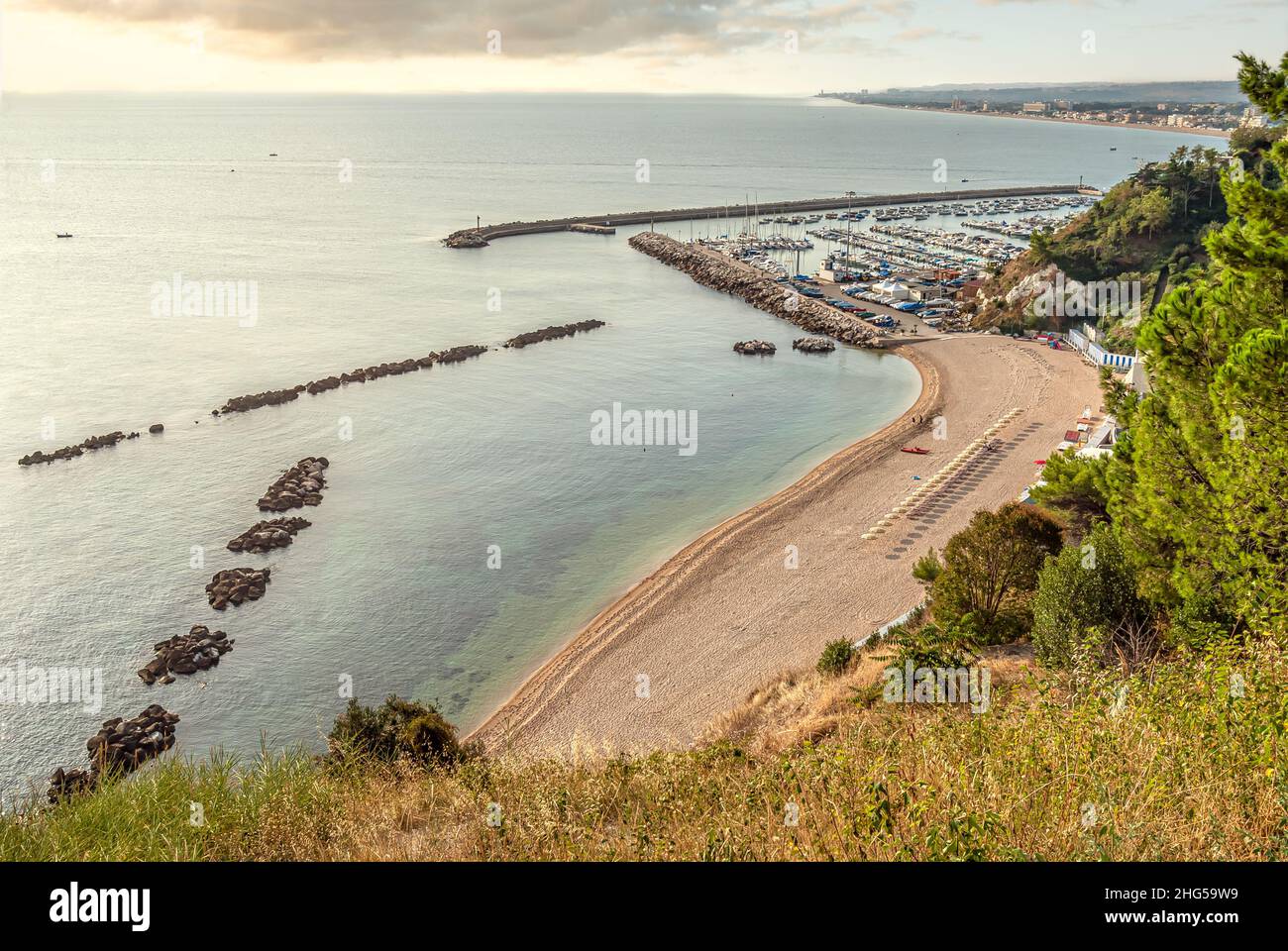 Erhöhte Sicht auf den Strand von Numana, Marken, Italien Stockfoto