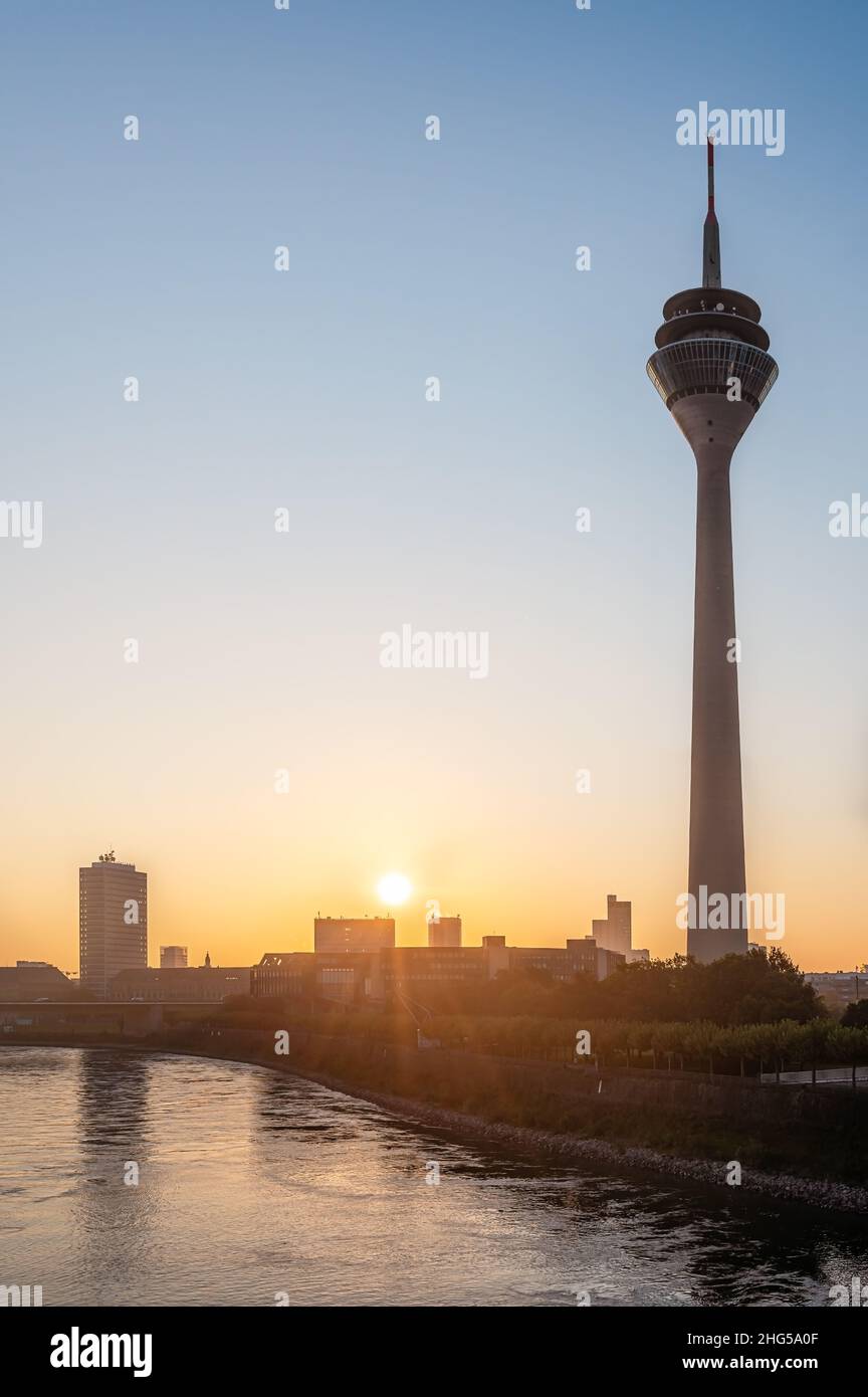 Düsseldorfer Rheinturm bei Sonnenaufgang, NRW, Deutschland Stockfoto