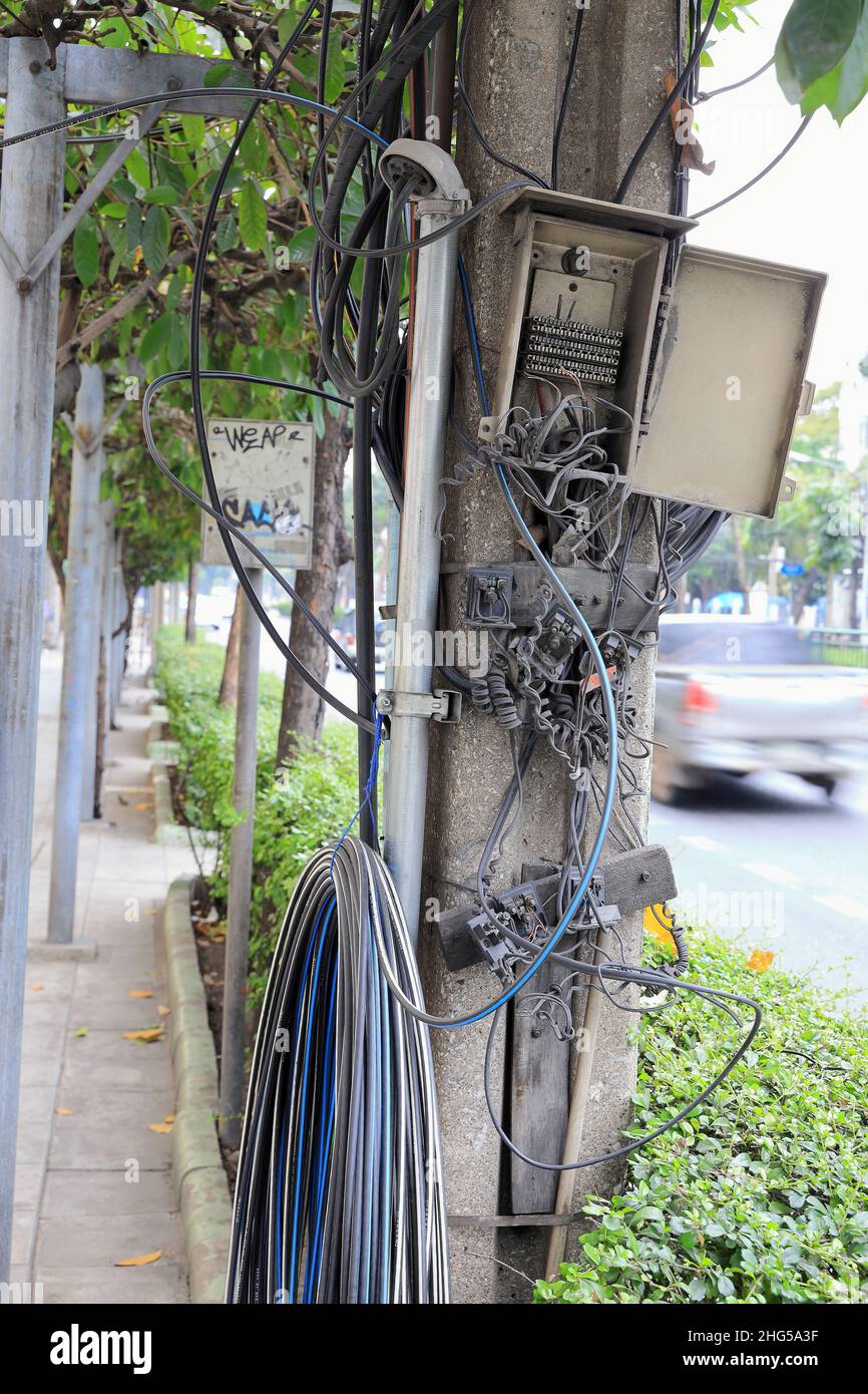 Der Schaltschrank des elektrischen Kabelkastens am Netzleitungsmast ist abgelassen und beschädigt. Stockfoto