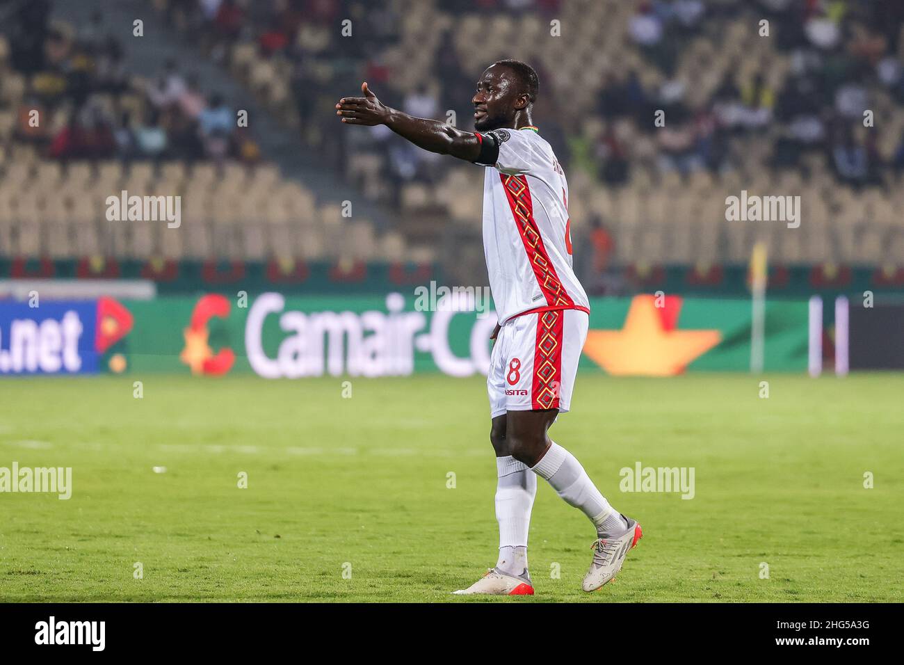 YAOUNDE, KAMERUN - 18. JANUAR: FC Liverpool-Spieler Naby Keita aus Guinea während des 2021 Africa Cup of Nations Gruppe B-Spiels zwischen Zimababwe und Guinea im Stade Ahmadou Ahidjo am 18. Januar 2022 in Yaounde, Kamerun. (Foto von SF) Stockfoto