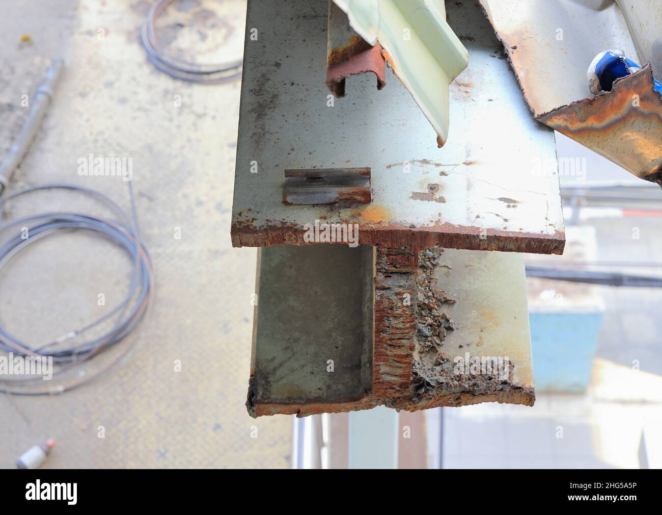 I-Beam oder Metallschneider, Stahlschneiden mit Acetylenbrenner, auf der Baustelle. Stockfoto