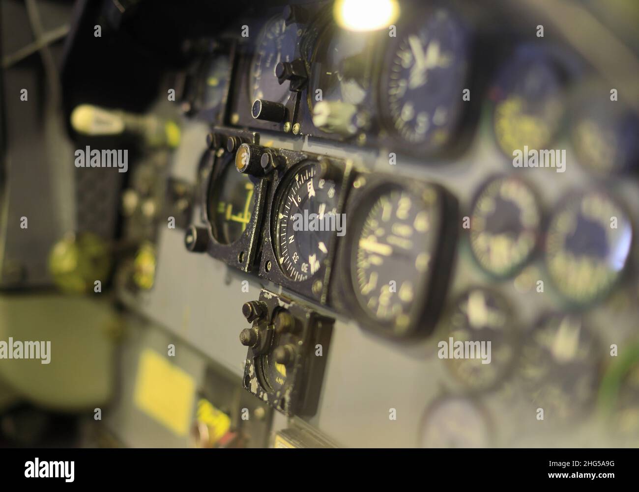 Aircraft Cockpit Instruments, Bedienfeld im alten Flugzeug-Cockpit. Stockfoto