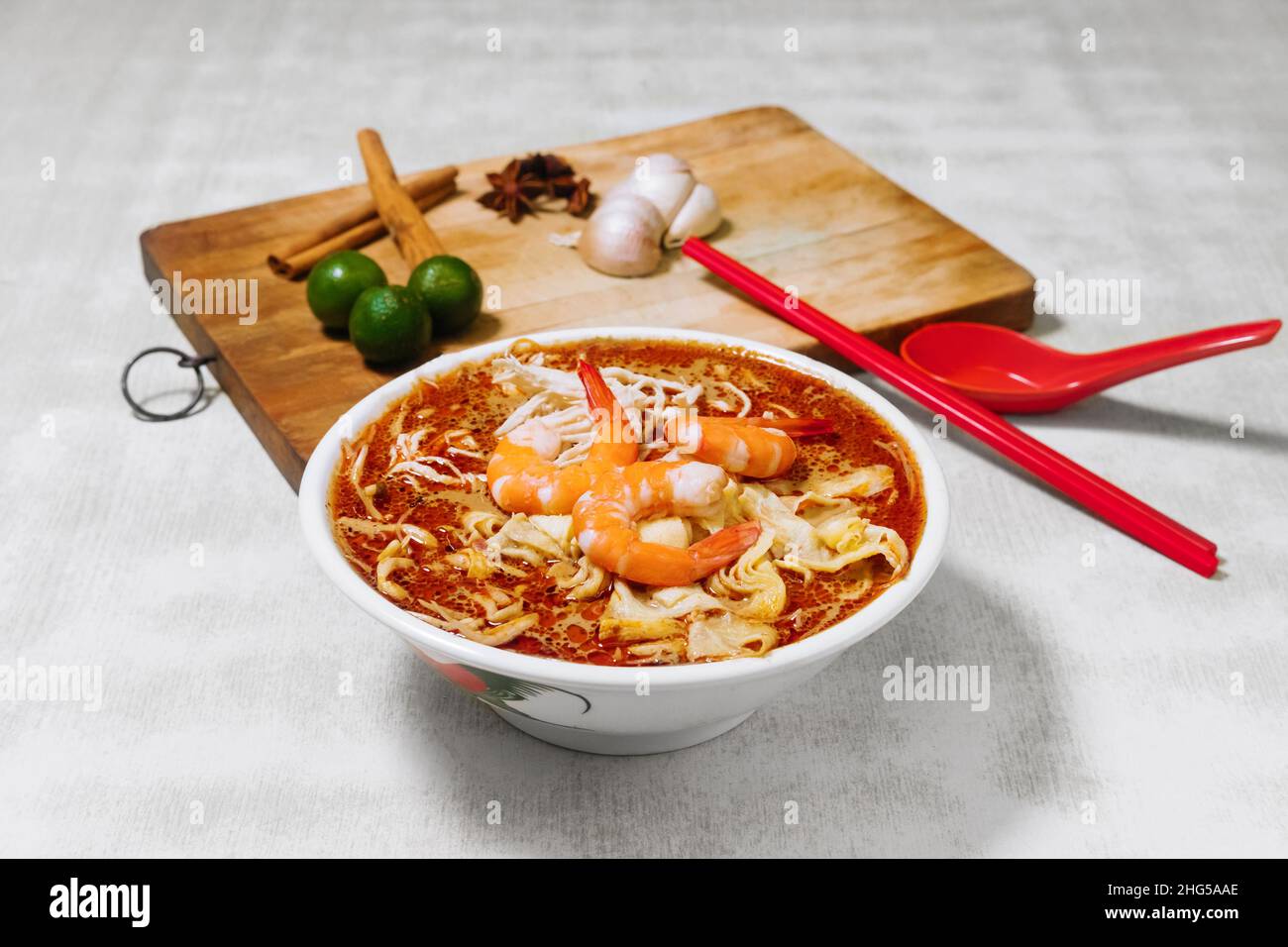 Sarawak Laksa mit rohem Knoblauch, Zitrone. Ein beliebtes Essen in Malaysia Top View Stockfoto