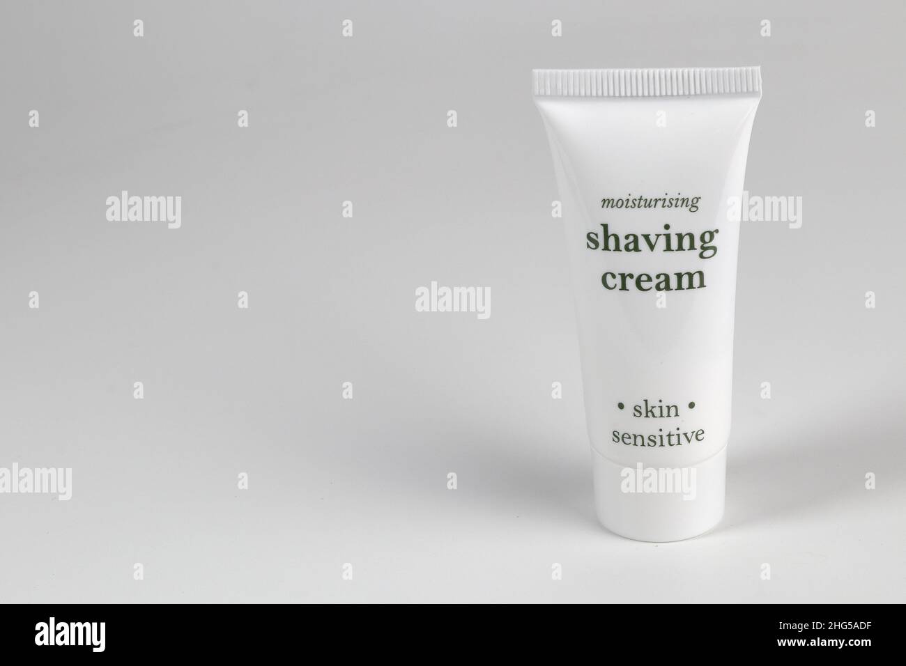 Rasiercremegröhrchen, Toilettenartikel mit isoliertem weißem Hintergrund. Stockfoto