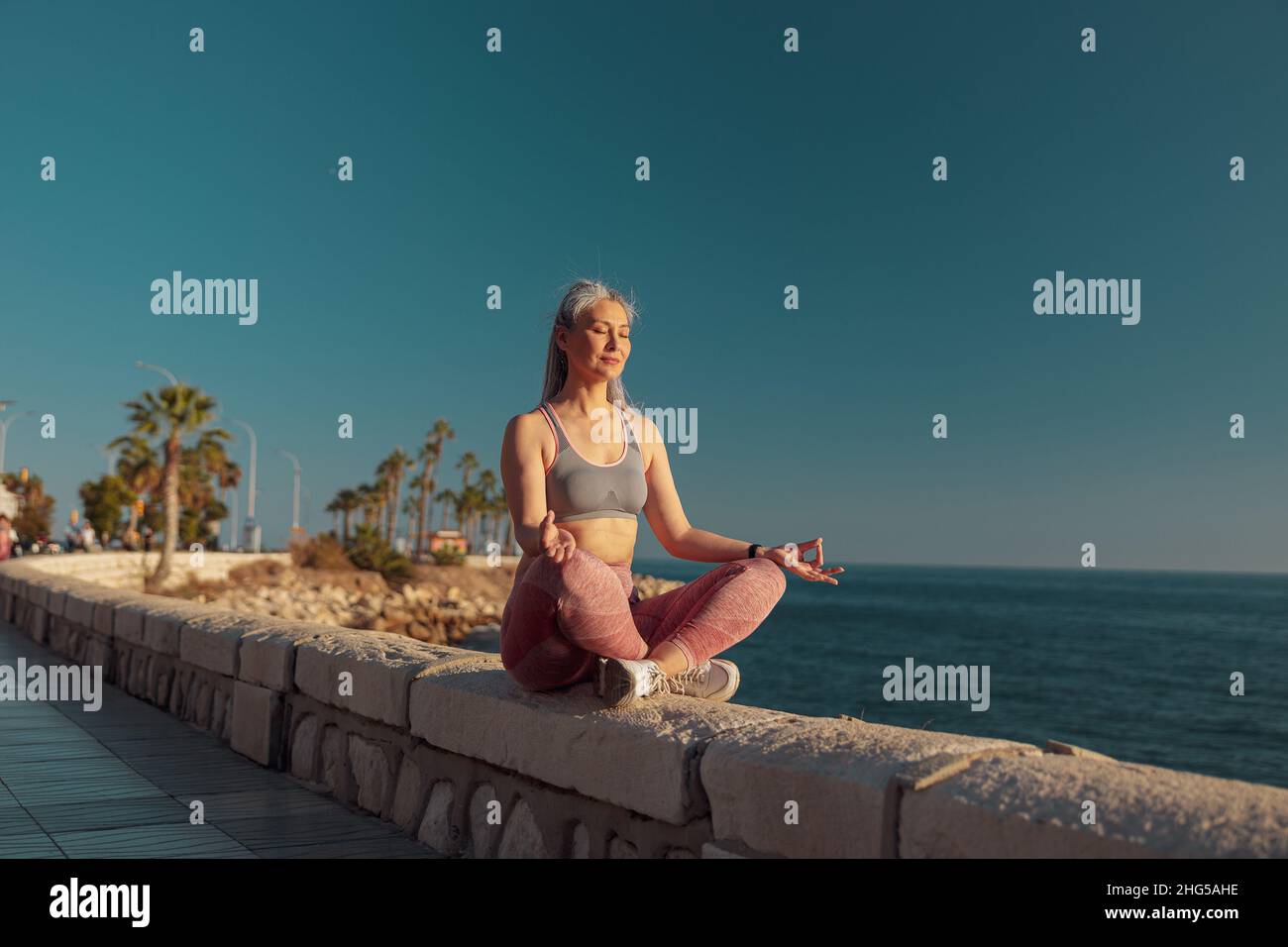 Aktive hübsche Dame, die sich am Wasser ausruhen kann Stockfoto