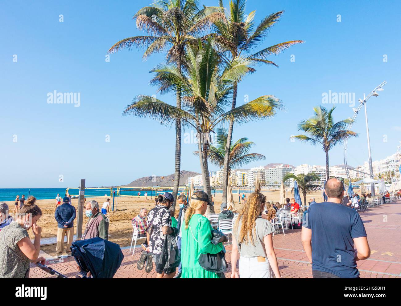 Las Palmas, Gran Canaria, Kanarische Inseln, Spanien. 18th. Januar 2022.  Touristen, viele Briten, sonnen sich am Stadtstrand in Las Palmas auf Gran  Canaria. Aufgrund der steigenden Covid-Fälle und des Drucks auf lokale