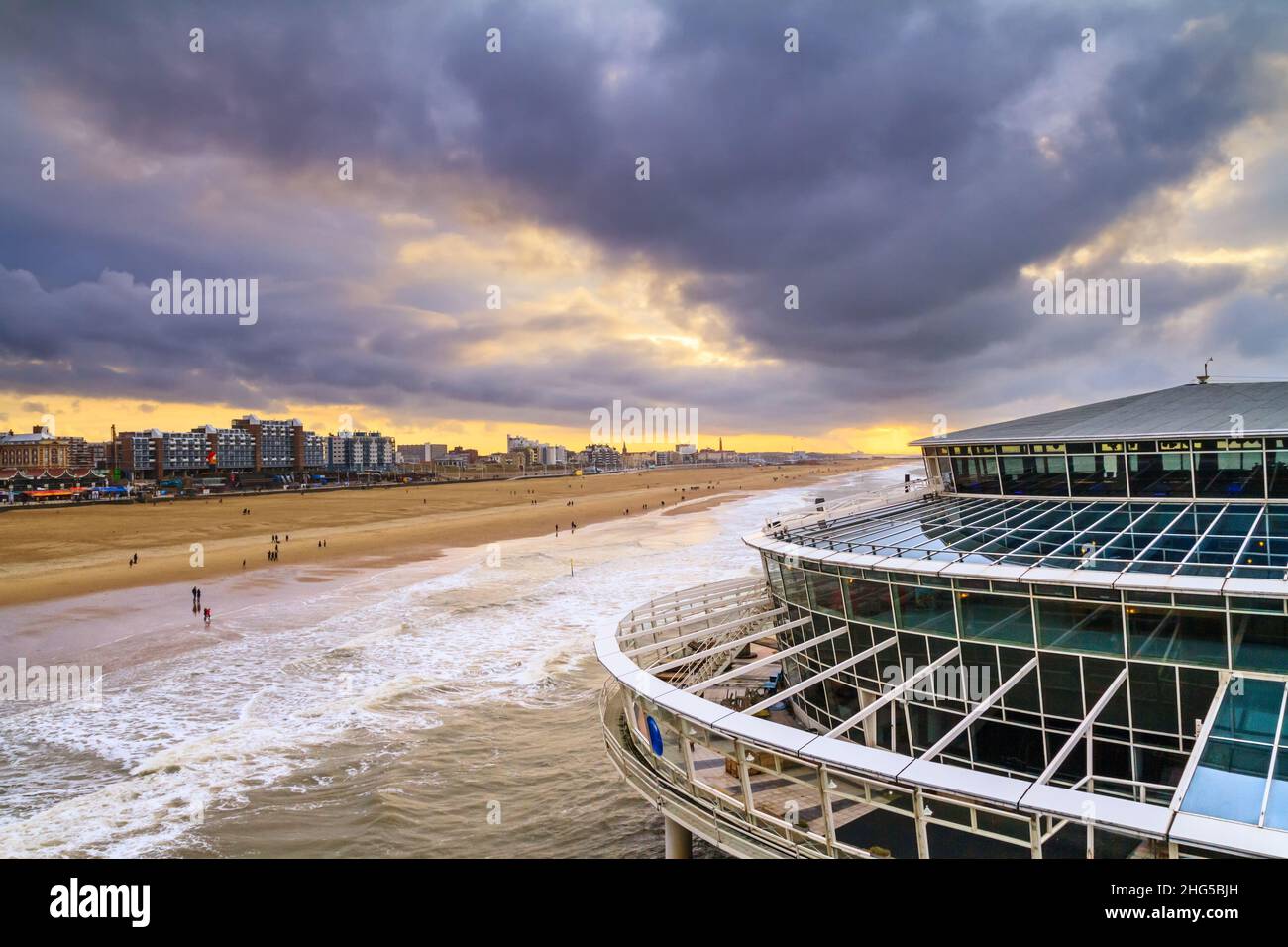Schöne Küstenlandschaft - Blick auf den Strand in der Nähe der Böschung von Den Haag mit Menschen machen Promenade, die Niederlande Stockfoto