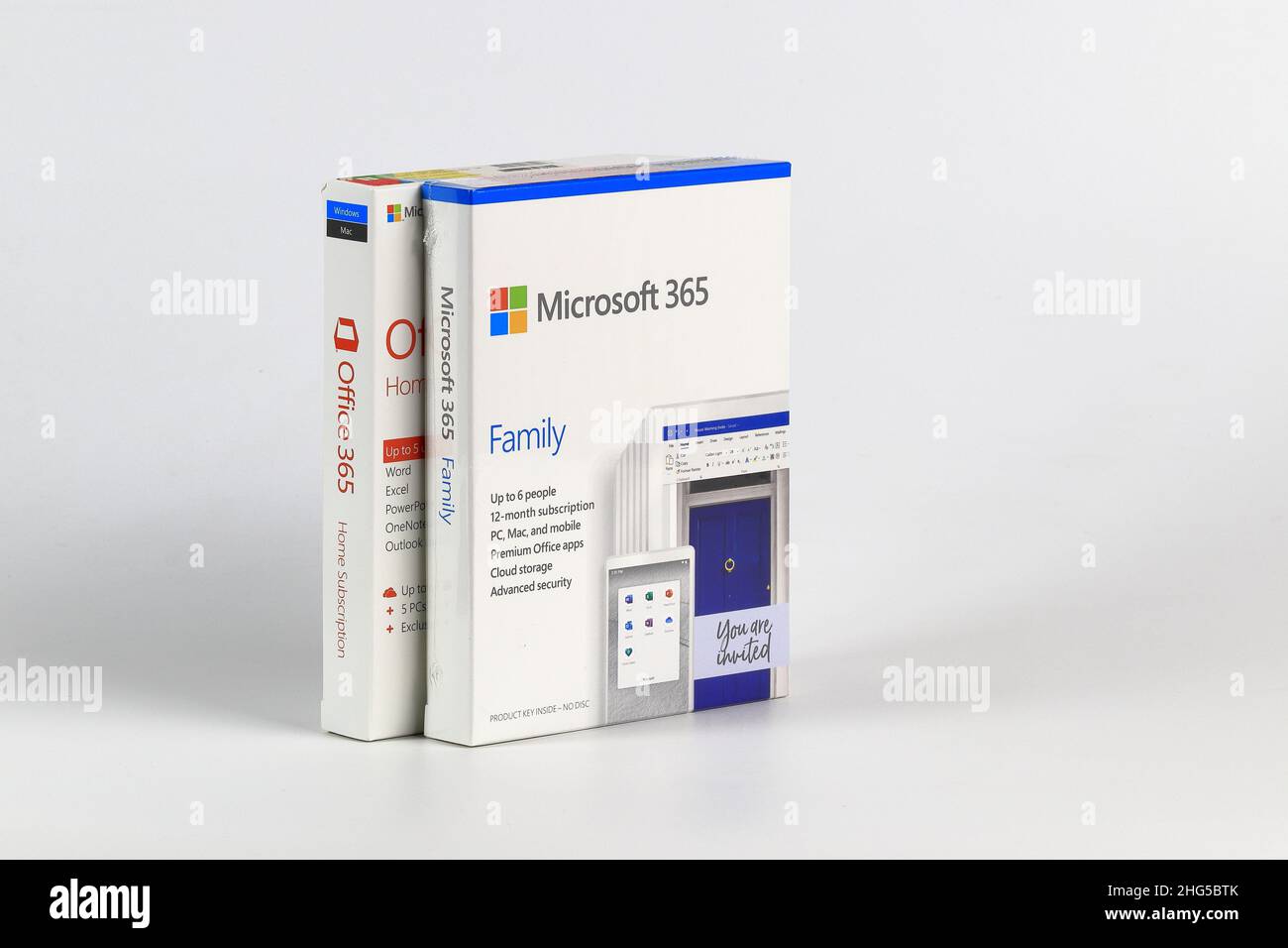 Die Einzelhandelsverpackung mit Microsoft Office 365 Home Subscription und Microsoft Office 365 Family. Office 365 ist der Markenname Microsoft Product. Stockfoto