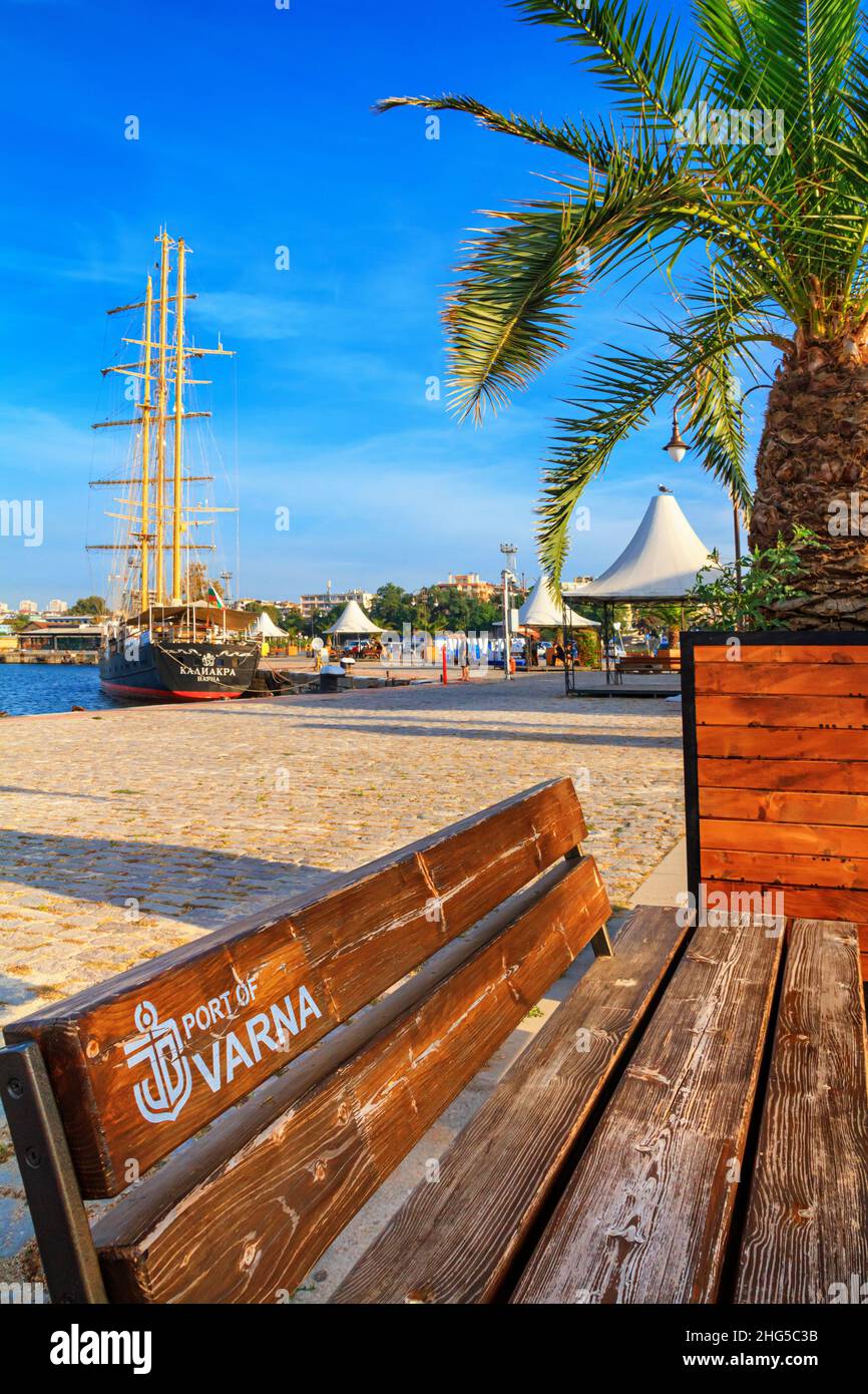 Blick auf den Damm von Varna, festgemacht Segelboot mit dem Hafen von Varna im Hintergrund, an der Schwarzmeerküste von Bulgarien Stockfoto