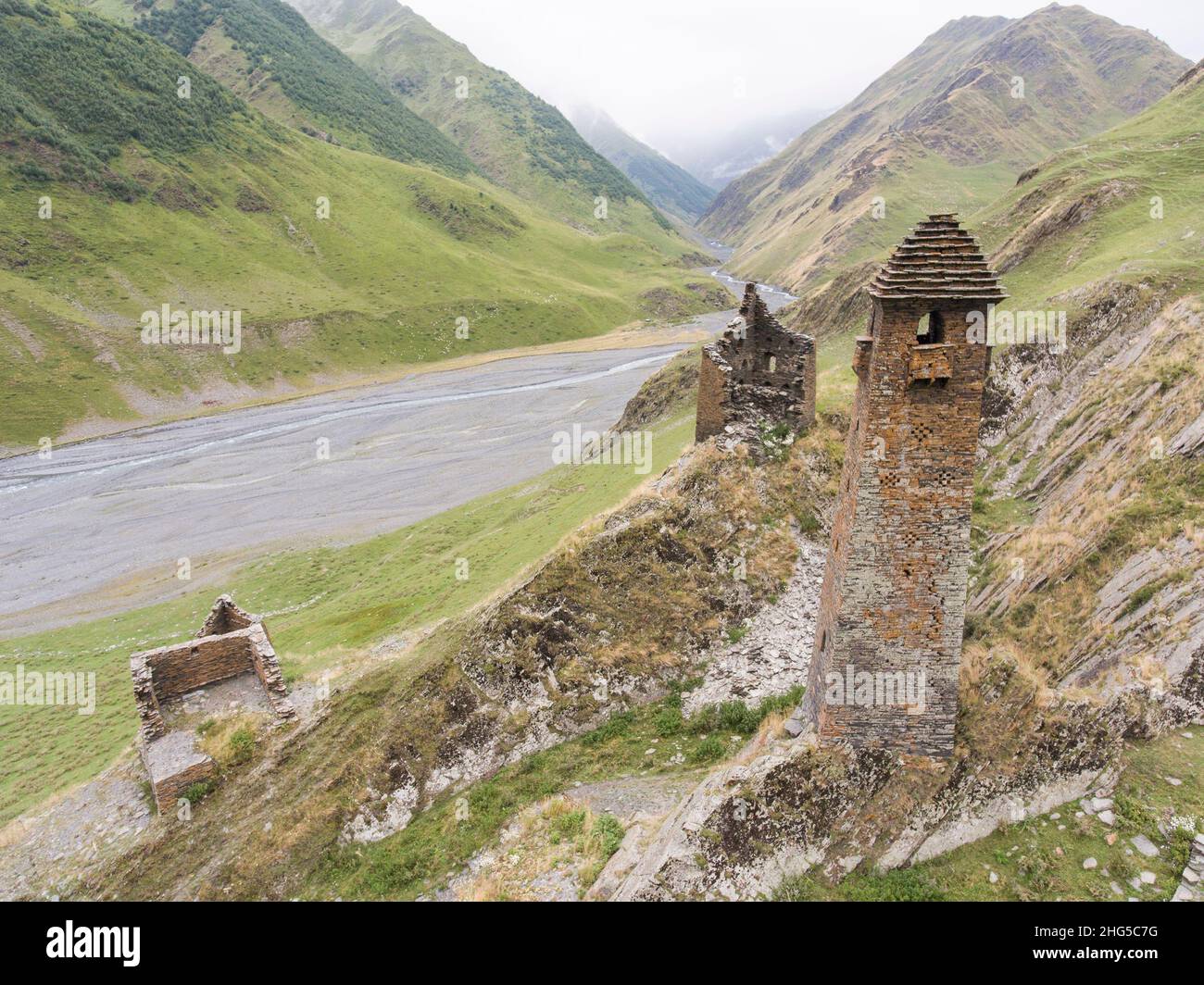 Verlassene Steintürme von Girevi, Tusheti, Georgien. Stockfoto