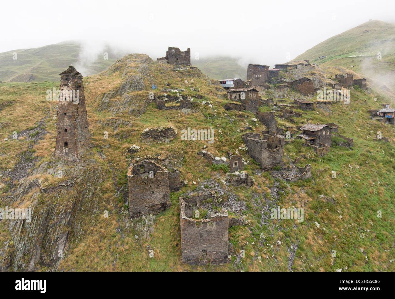 Das Dorf Kvavlo blickt auf Dartlo im Tusheti Nationalpark, Kacheti, Georgia. Stockfoto