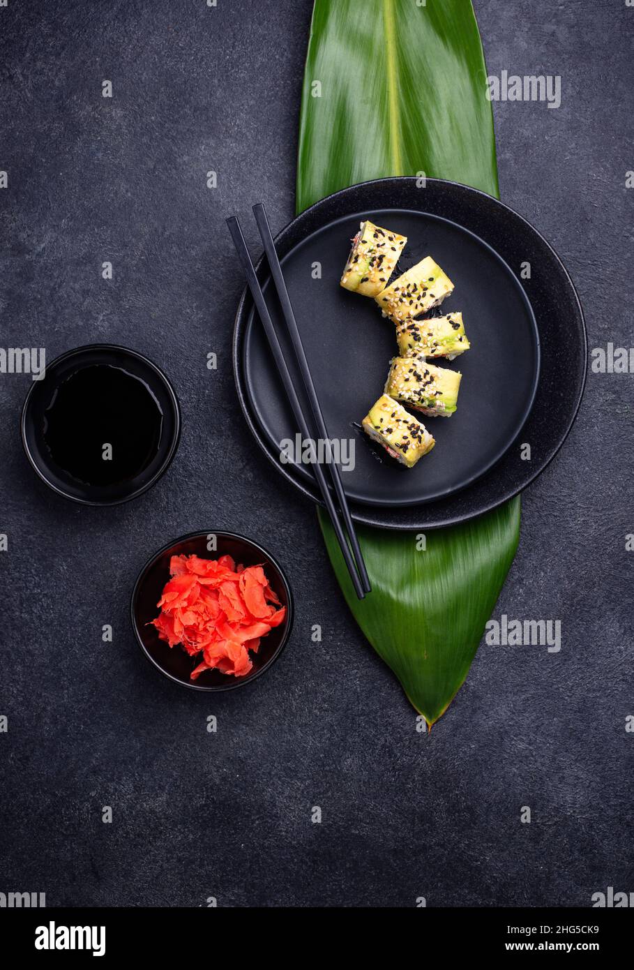 Traditionelle japanische Sushi-Rollen auf dunklem Hintergrund Stockfoto
