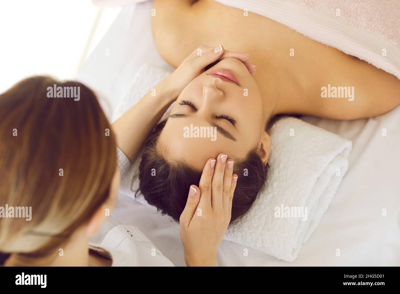 Dermatologe tun Lifting Gesichtsmassage für den Kunden Stockfoto