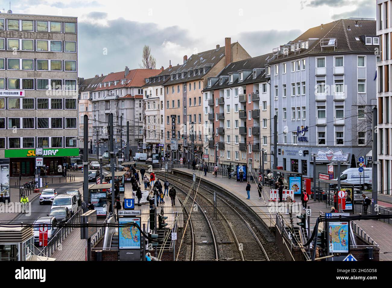 Menschen warten auf die Metro im Kölner Stadtteil Deutz Stockfoto