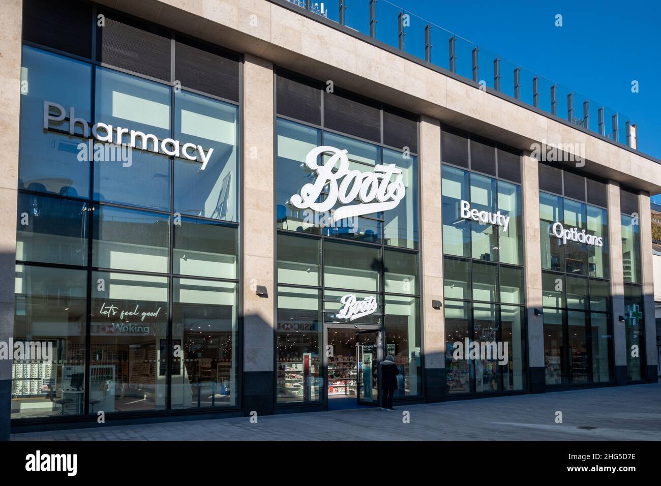 Boots Shop Front, Gesundheits- und Beauty-Einzelhändler und Apothekenkette, in Woking Stadtzentrum, Surrey, England, Großbritannien Stockfoto