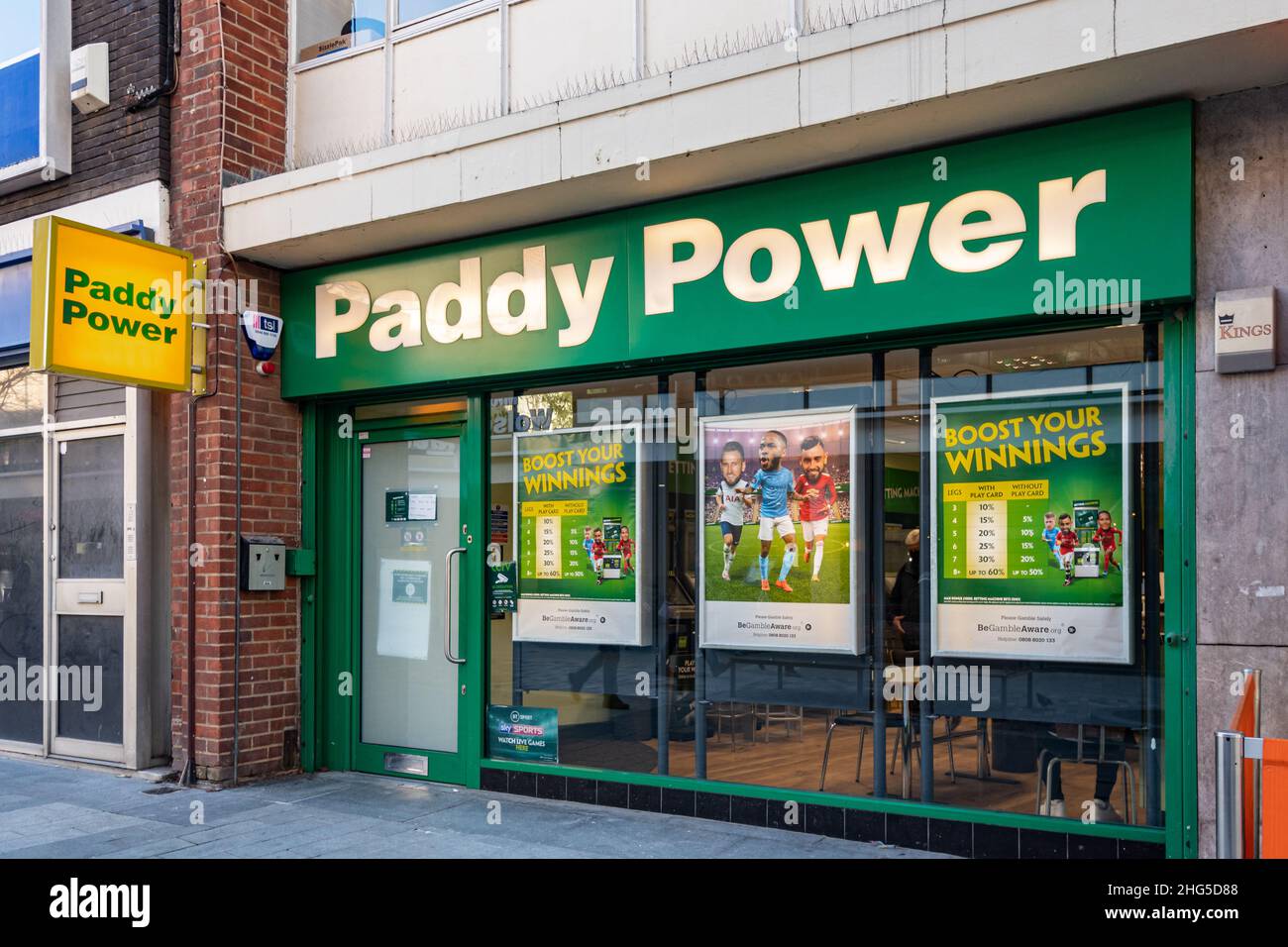 Paddy Power, Zweigstelle des lizenzierten Wettbüros, im Stadtzentrum von Woking, Surrey, England, Großbritannien Stockfoto