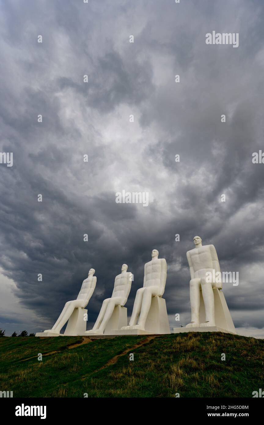 Men at Sea or man meets the Sea (Dänisch: Mennesket ved Havet) ist ein 9 Meter hohes weißes Denkmal von vier sitzenden Männchen westlich von Esbjerg Stockfoto