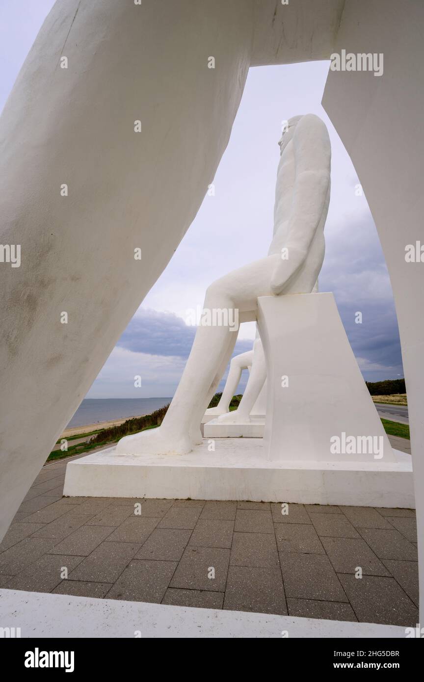 Men at Sea or man meets the Sea (Dänisch: Mennesket ved Havet) ist ein 9 Meter hohes weißes Denkmal von vier sitzenden Männchen westlich von Esbjerg Stockfoto