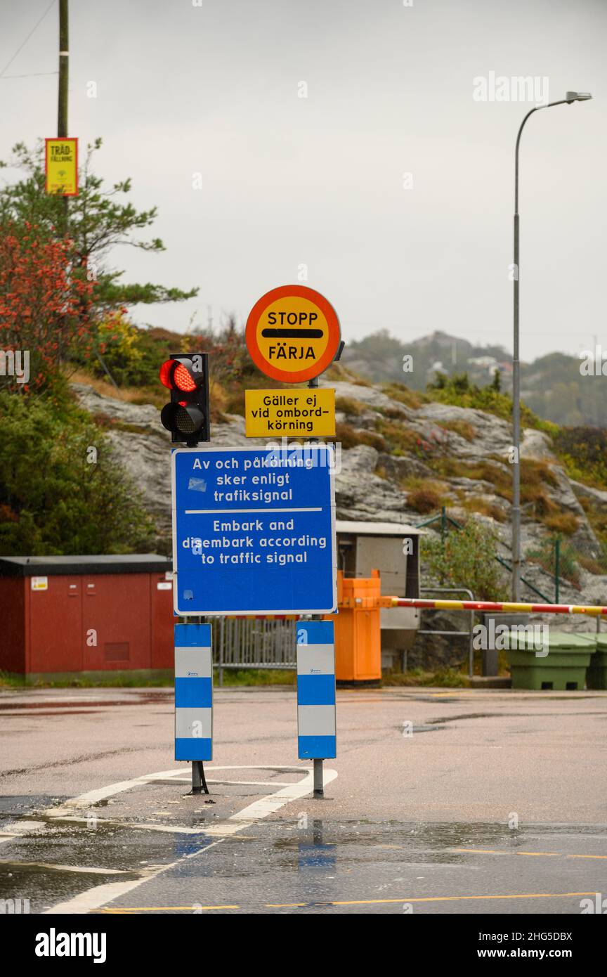 Verkehrsschilder an einer Fährüberfahrt auf der Insel Orust in Schweden Stockfoto