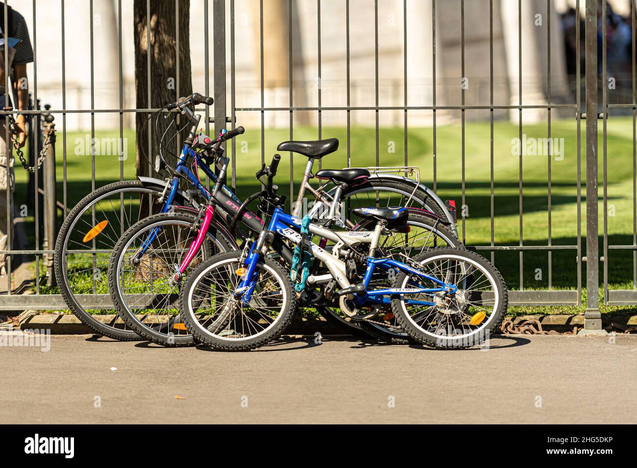 Pisa, Italien - 9. August 2021: Fahrräder in verschiedenen Größen am Zaun Stockfoto