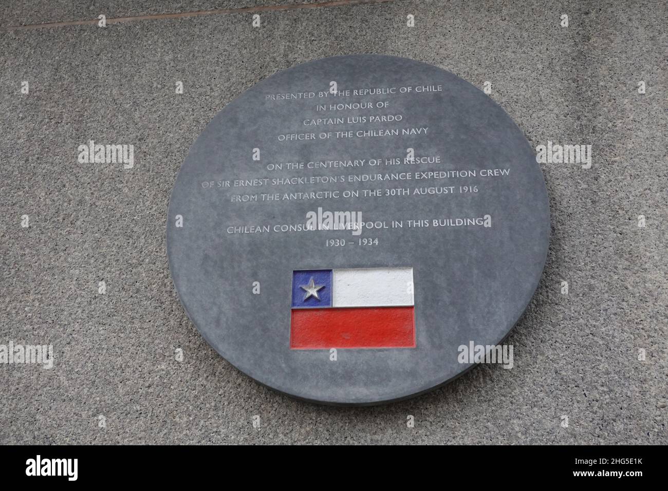 Plakette auf dem Gebäude in Liverpool, England, zur Erinnerung an die Rettung von Sir Ernest Shackleton aus der Antarktis durch Luis Antonio Pardo Villalon Stockfoto