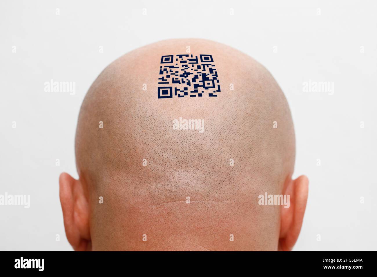 Ein Mann mit einem qr-Code auf dem Kopf. Das Konzept der globalen Kontrolle und Verwaltung von Bevölkerungsabsplitterungen Stockfoto