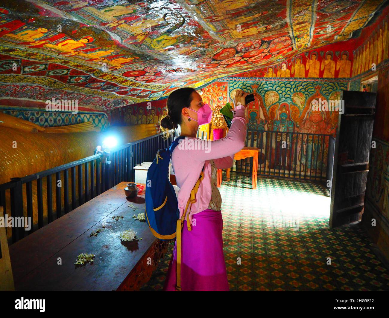 Mädchen mit FFP2 Gesichtsmaske im Tempel, Reise Südostasien #authentisch #fernweh #slowtravel #stayinspired #TravelAgain #Corona #FFP2 #Maske #Covid19 Stockfoto