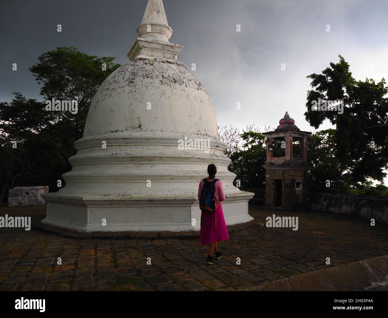 Mädchen zu Besuch in Temple, wieder reisen Südostasien #Asien #authentisch #fernweh #slowtravel #stayinspired #DreamNowVisitLater #TravelAgain #Corona Stockfoto