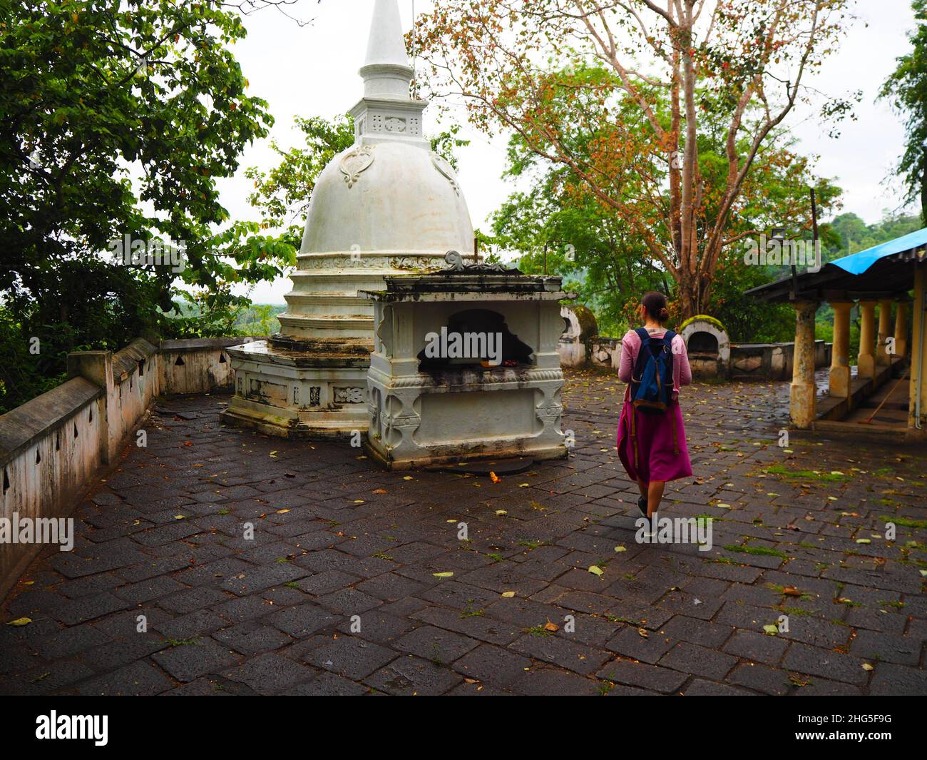 Mädchen zu Besuch in Temple, wieder reisen Südostasien #Asien #authentisch #fernweh #slowtravel #stayinspired #DreamNowVisitLater #TravelAgain #Corona Stockfoto