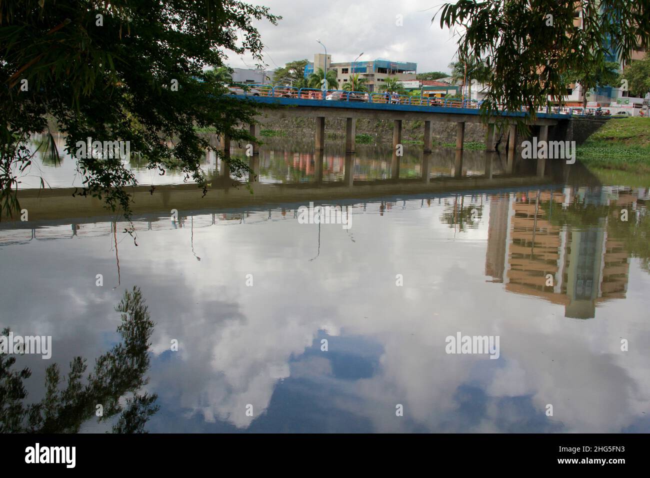 itabuna, bahia, brasilien - 5. juni 2012: Blick auf das Wasser des Cachoeira-Flusses in der Stadt Itabuna, im Süden von Bahia. Stockfoto