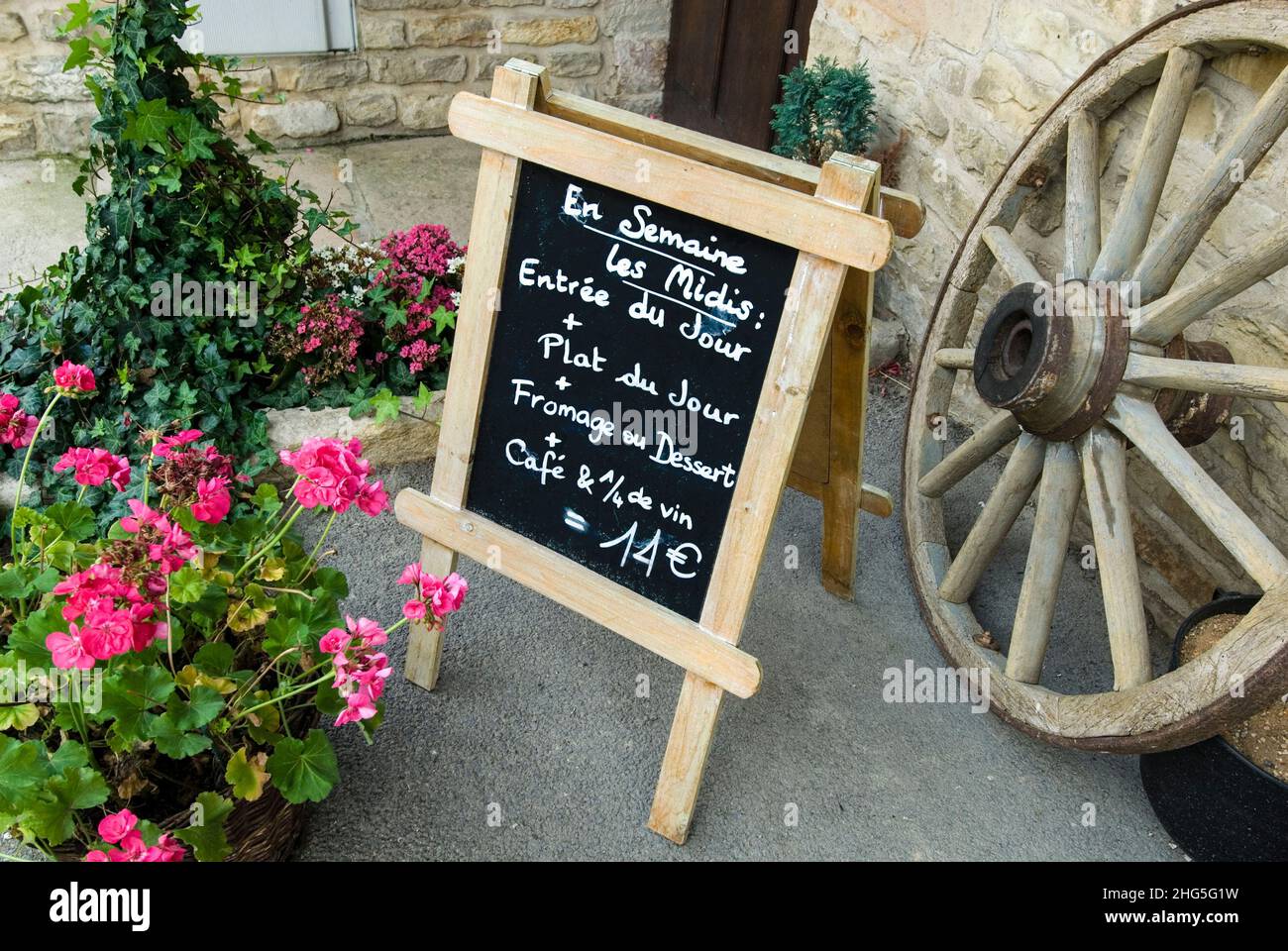 Französisches Restaurant ländliche Tafel-Menü außerhalb des typischen rustikalen charmanten burgundischen Cotes de Nuits Restaurant mit Blumen Burgund, Frankreich Stockfoto