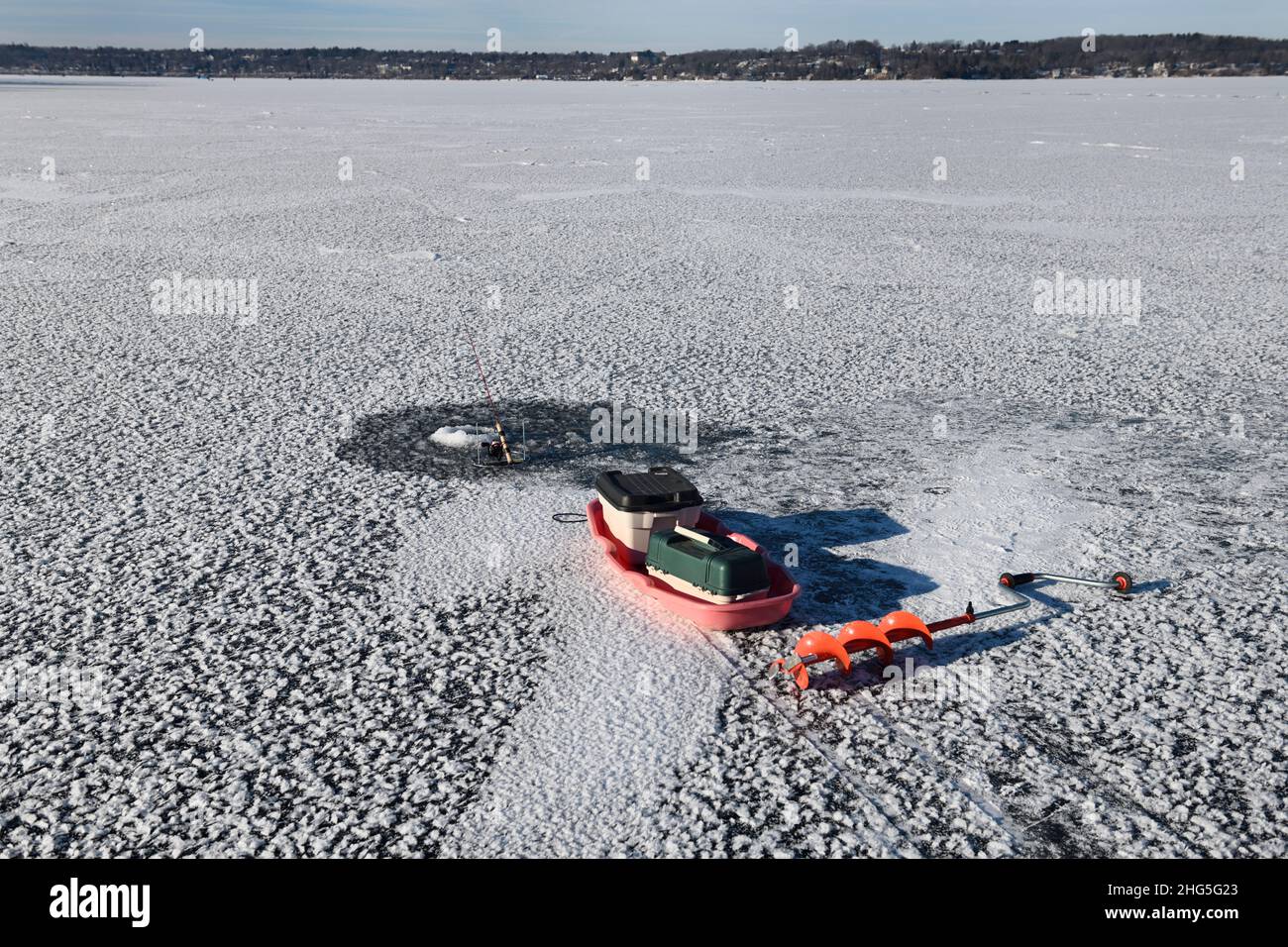 Einfache Ausrüstung für das Eisfischen auf dem ersten Eis des Winters in der gefrorenen Kempenfelt Bay am Lake Simcoe Barrie Ontario Stockfoto