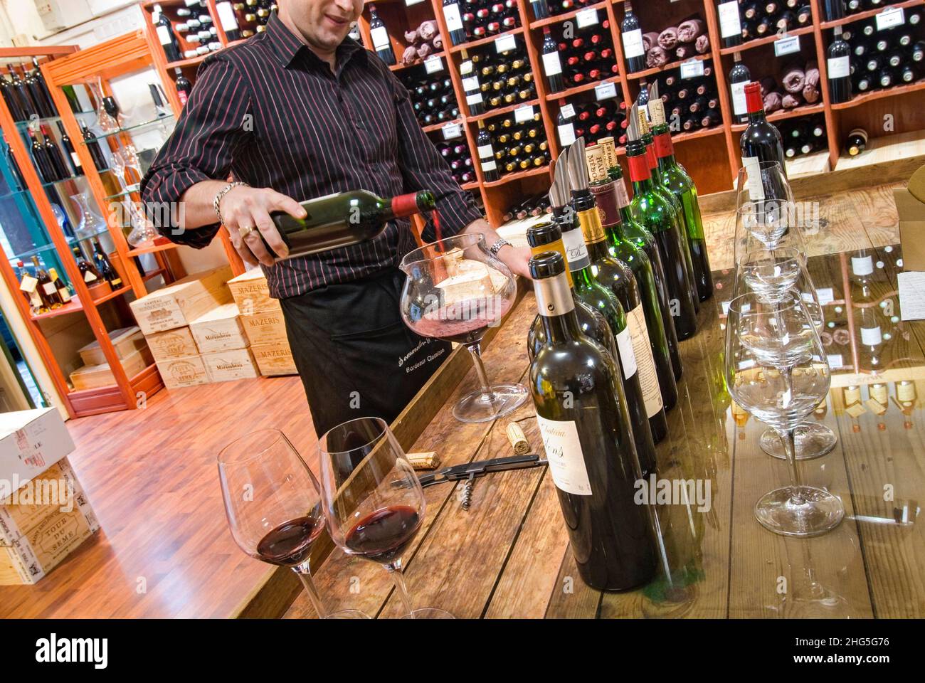 Französische Weinhandlung Laden Luxus Gießen Verkostung Situation aus einer Auswahl von Weinen zum Verkauf im Geschäft Saint Emilion Bordeaux Gironde Frankreich Stockfoto