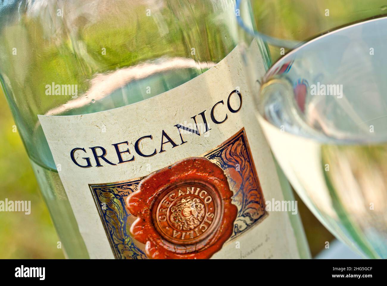 GRECANICO Flasche und ein Glas Grecanico/Garganega im Freien. Es ist eine Sorte von weißen italienischen Weintrauben weit in Sizilien angebaut Stockfoto