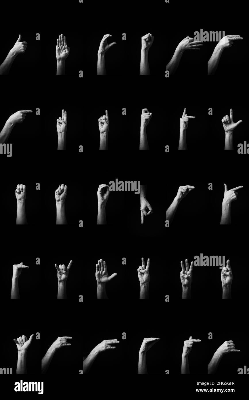 S/W-Bild von Händen, die chinesische Schriftzeichen mit Vollalphabet A-Z zeigen Stockfoto