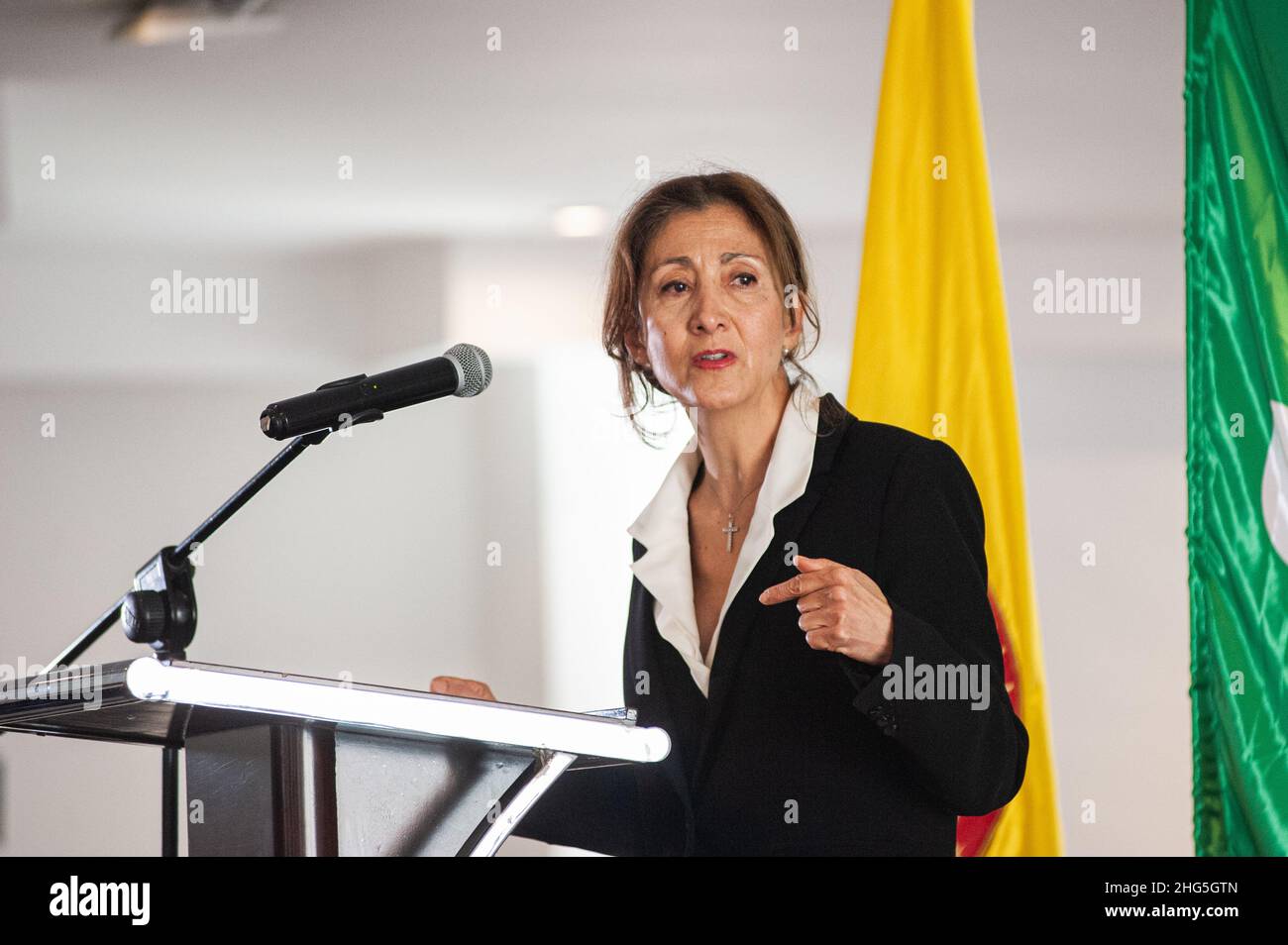 Die französisch-kolumbianische Politikerin und ehemalige Geisel der Guerilla der FARC-EP Ingrid Betancourt kündigt ihre Kandidatur für die kolumbianische Präsidentschaft für die politische Agrupation „Coalicion de la Esperanza“ mit einer Botschaft gegen die Korruption in Bogota, Kolumbien, am 13. Januar 2022 an. Stockfoto