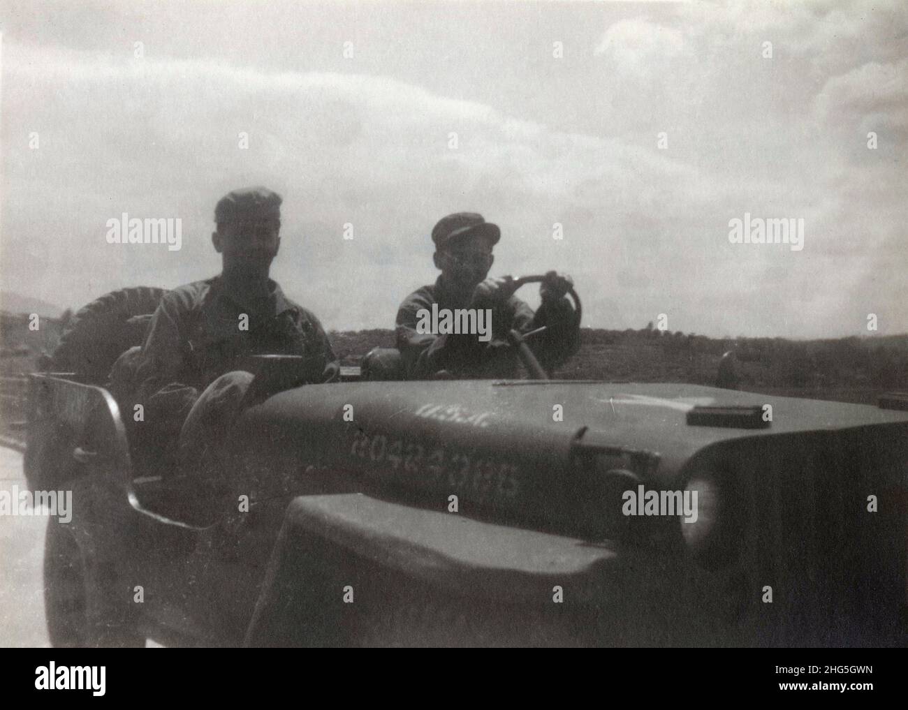 Antike Fotografie um 1940s, „zwei der Jungen aus der Radio-Sektion, Sam Green und Ira Heller“. QUELLE: ORIGINALFOTO Stockfoto