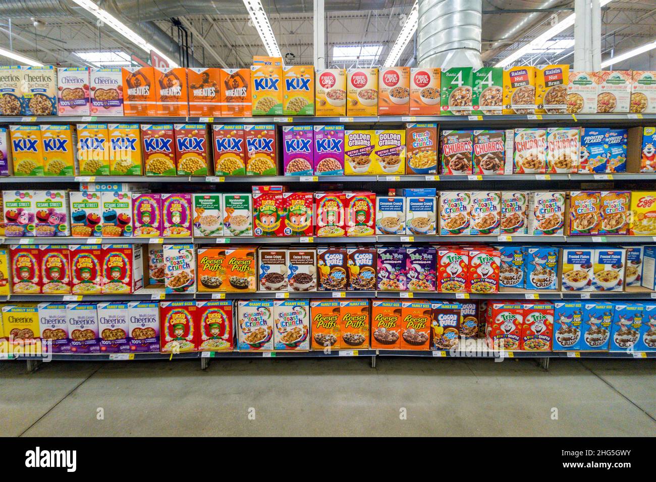 Victorville, CA, USA – 28. Dezember 2021: Große Auswahl an Frühstückszerealien in einem Lebensmittelgeschäft in Victorville, Kalifornien. Stockfoto