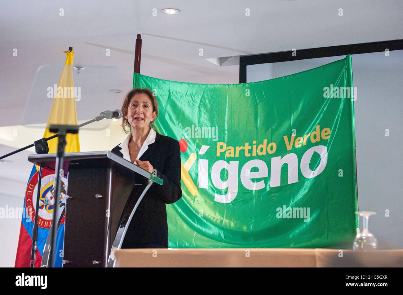 Die französisch-kolumbianische Politikerin und ehemalige Geisel der Guerilla der FARC-EP Ingrid Betancourt kündigt ihre Kandidatur für die kolumbianische Präsidentschaft für die politische Agrupation „Coalicion de la Esperanza“ mit einer Botschaft gegen die Korruption in Bogota, Kolumbien, am 13. Januar 2022 an. Stockfoto