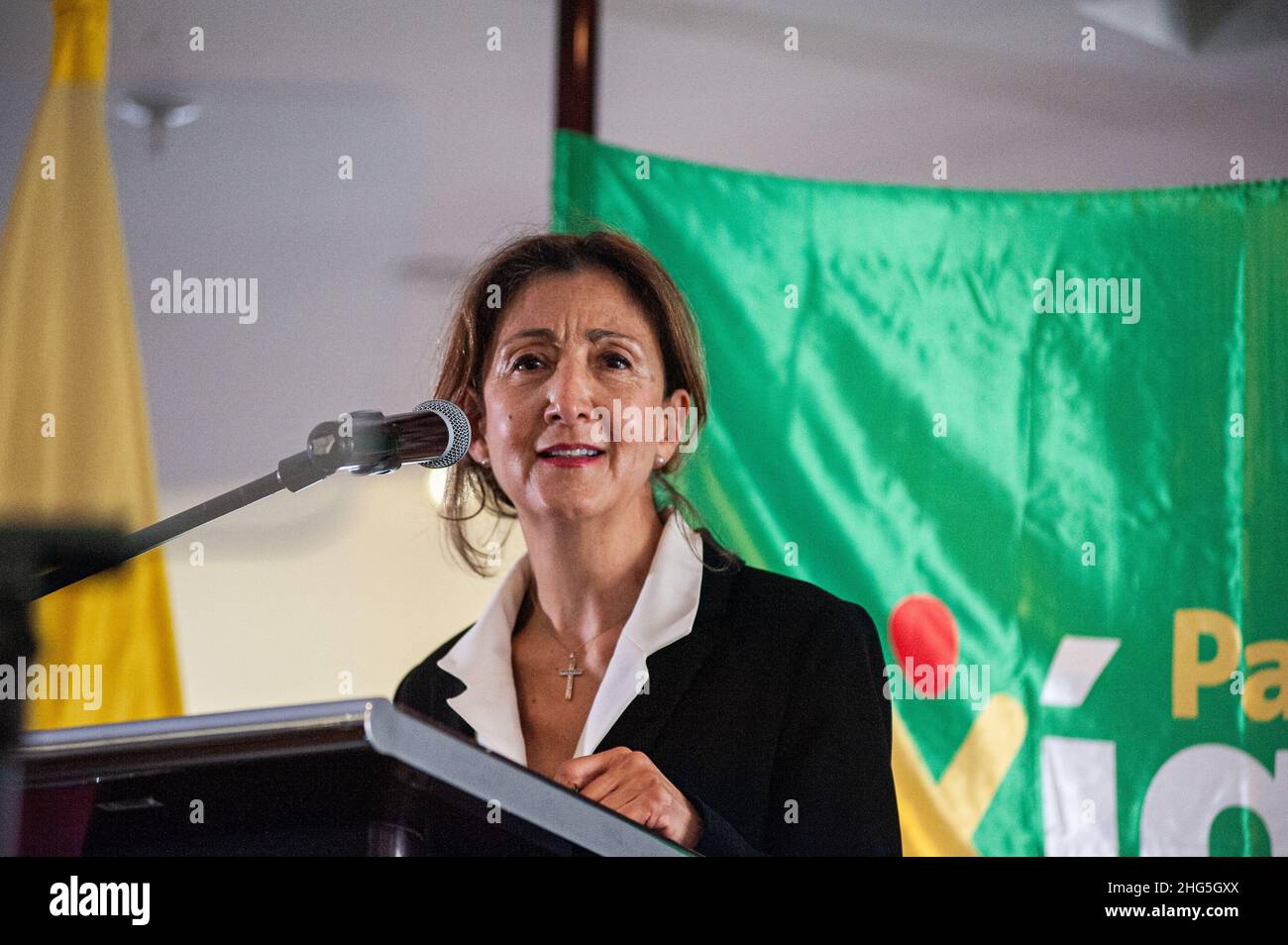 Die französisch-kolumbianische Politikerin und ehemalige Geisel der Guerilla der FARC-EP Ingrid Betancourt kündigt ihre Kandidatur für die kolumbianische Präsidentschaft für die politische Agrupation „Coalicion de la Esperanza“ mit einer Botschaft gegen die Korruption in Bogota, Kolumbien, am 13. Januar 2022 an. Stockfoto