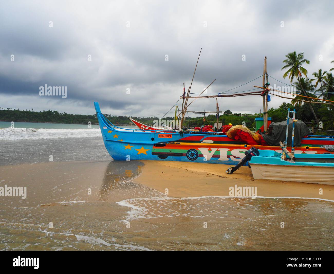 Bunte einheimische Fischerboote, Strand & Ozean Südostasien #Asien #aroundtheworld #SouthEastAsia #SriLanka #Hinterland #Authentic #fernweh #Slowtravel Stockfoto